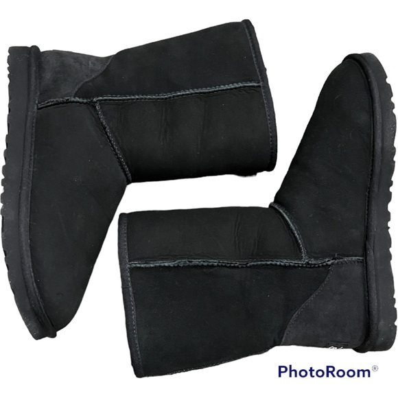 Authentic UGG classic short boot black 9 genuine shearling lined EVA sole NEW - Picture 1 of 4